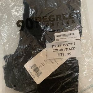 Black ankle length leggings.